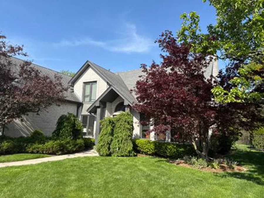 A new architectural shingle roof on a Frankfort home